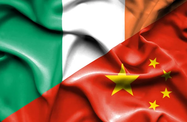 Flagge von China und Irland schwenken — Stockfoto