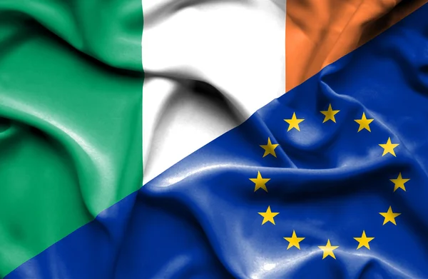 Macha flagą Unii Europejskiej i Irlandii — Zdjęcie stockowe