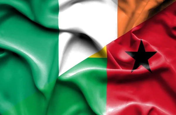 Sventolando bandiera della Guinea Bissau e dell'Irlanda — Foto Stock