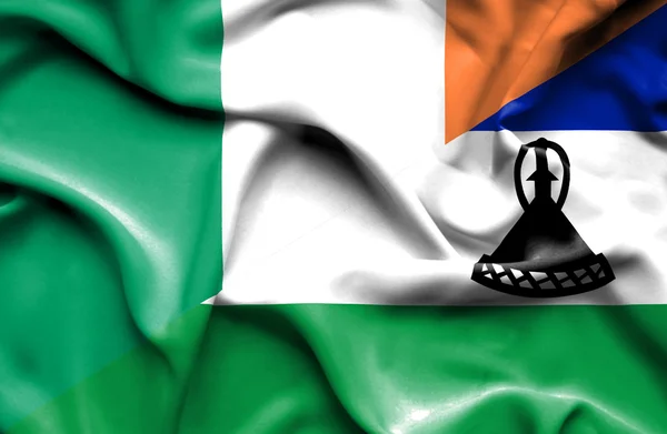 レソト、アイルランドの旗を振っています。 — ストック写真