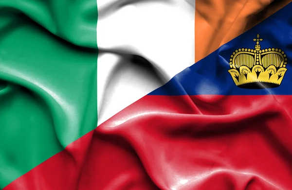Bølgende flag af Lichtenstein og Irland - Stock-foto