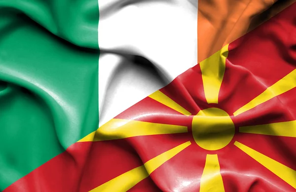 Flagge Mazedoniens und Irlands schwenken — Stockfoto