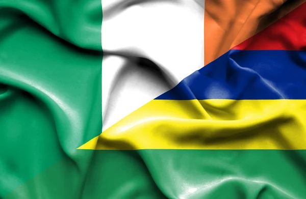 Mauritius ve İrlanda bayrağı sallayarak — Stok fotoğraf