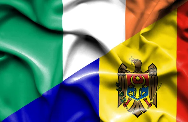 Viftande flagga Moldavien och Irland — Stockfoto