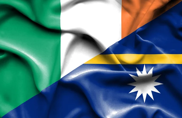 ナウル、アイルランドの旗を振っています。 — ストック写真