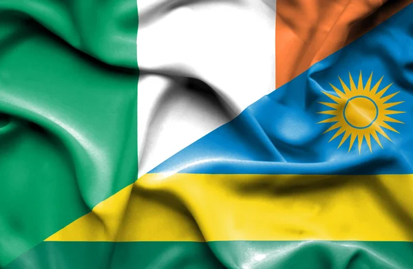 Flagge Ruandas und Irlands schwenken — Stockfoto
