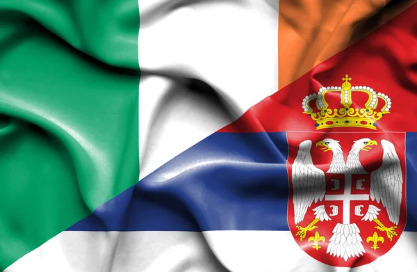 Flagge Serbiens und Irlands schwenken — Stockfoto