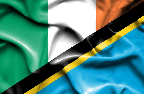 Bandera ondeante de Tanzania e Irlanda —  Fotos de Stock