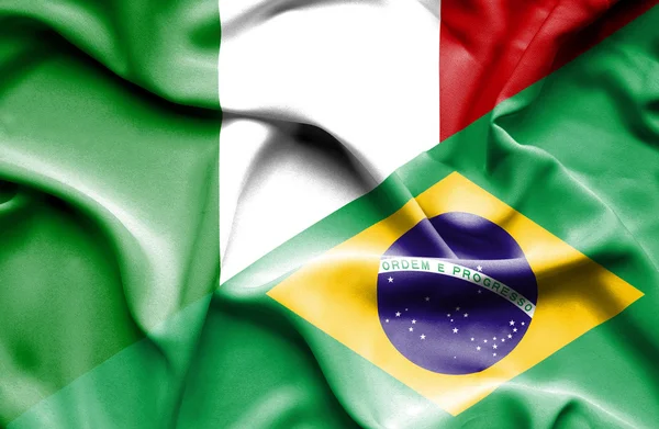 Mávání vlajkou Brazílie a Itálie — Stock fotografie