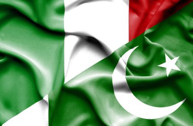 Pakistan ve İtalya bayrağı sallayarak