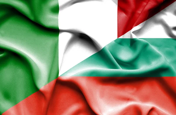 Bandera ondeante de Bulgaria e Italia —  Fotos de Stock