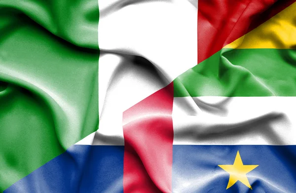 Flagge der Zentralafrikanischen Republik und Italiens geschwenkt — Stockfoto