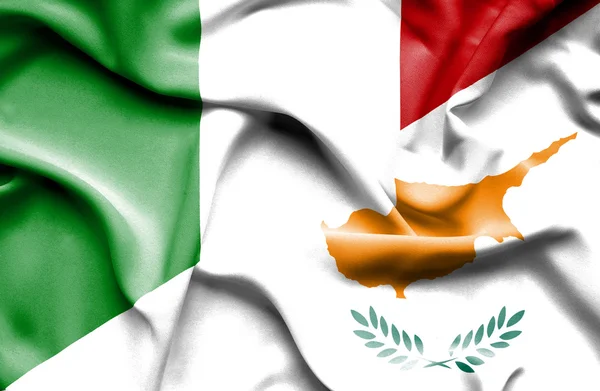 Flagge von Zypern und Italien schwenken — Stockfoto