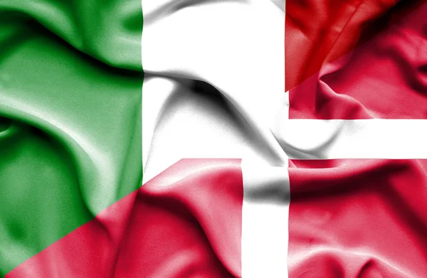 Flagge von Dänemark und Italien schwenken — Stockfoto