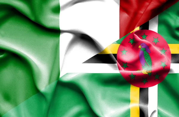 Integetett a Dominikai Köztársaság és Olaszország zászlaja — Stock Fotó