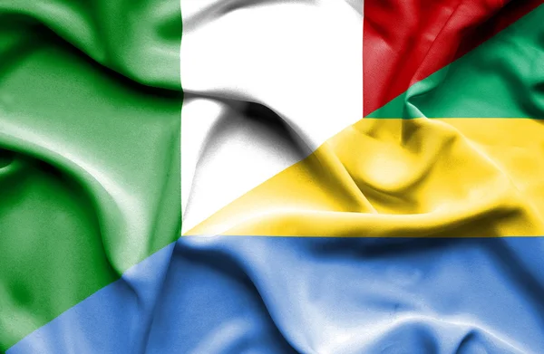Bandeira ondulada do Gabão e da Itália — Fotografia de Stock