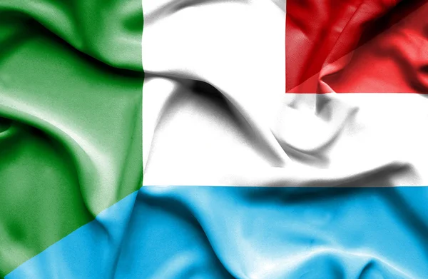Luxemburg och Italien viftande flagga — Stockfoto