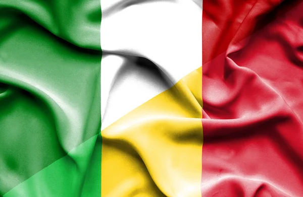 Mali ve İtalya bayrağı sallayarak — Stok fotoğraf