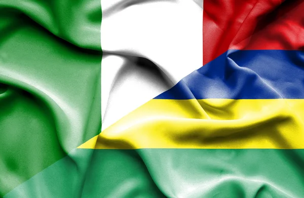 Flagge von Mauritius und Italien schwenken — Stockfoto