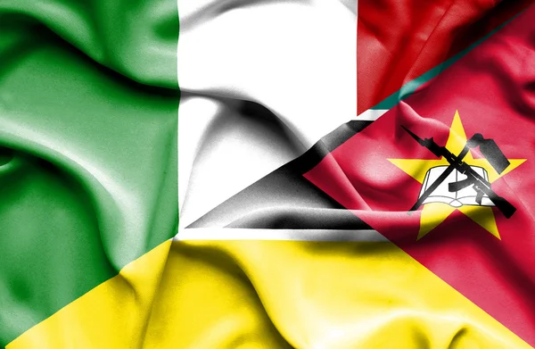 Wapperende vlag van Mozambique en Italië — Stockfoto