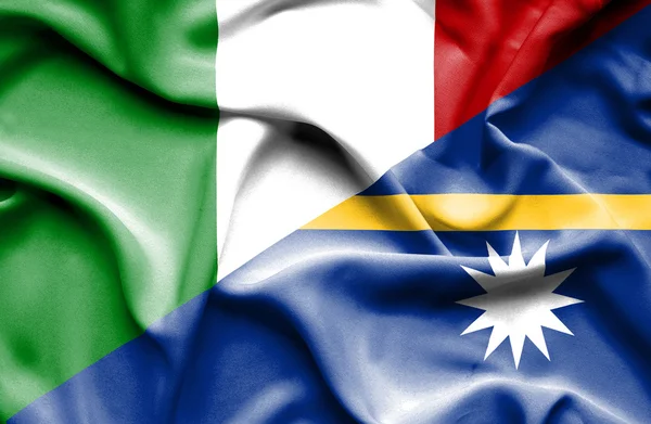 瑙鲁和意大利那飘扬的旗帜 — 图库照片