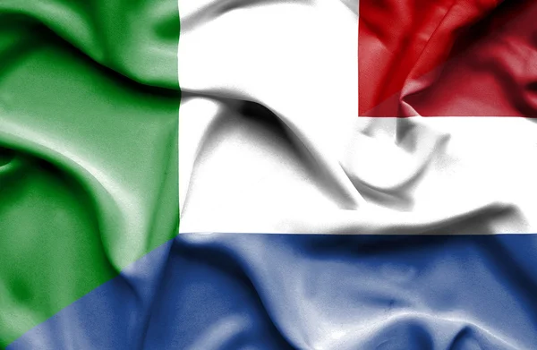 Drapeau ondulé des Pays-Bas et d'Italie — Photo