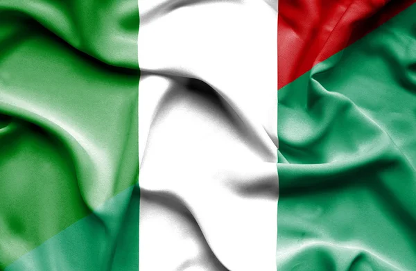 ナイジェリアとイタリアの旗を振っています。 — ストック写真