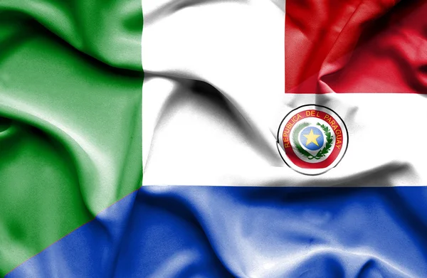 Flagge von Paraguay und Italien schwenken — Stockfoto