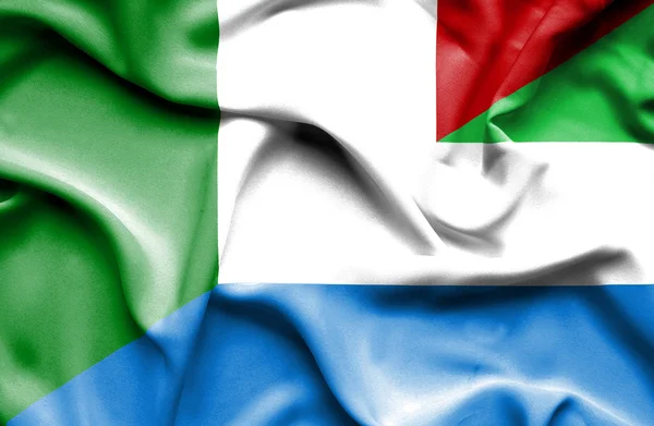 Bandeira acenando de Serra Leoa e Itália — Fotografia de Stock