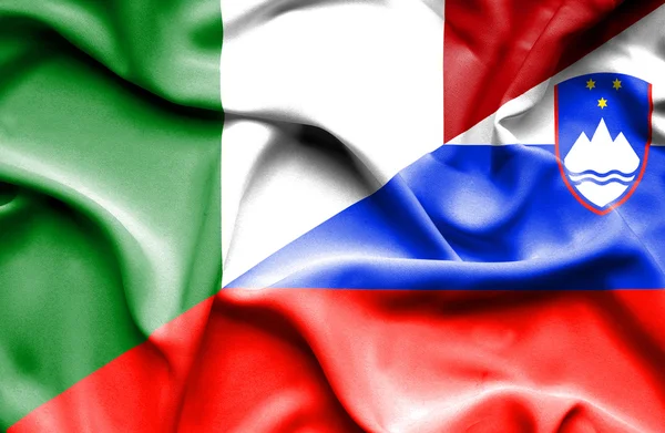Bandera ondeante de Eslovenia e Italia — Foto de Stock