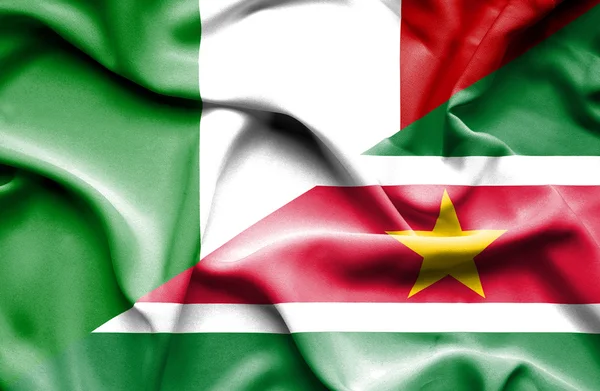 Flagge von Surinam und Italien schwenken — Stockfoto