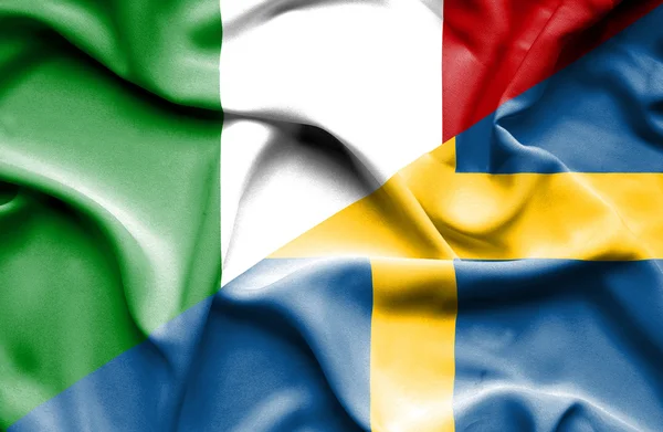 Flagge von Schweden und Italien schwenken — Stockfoto