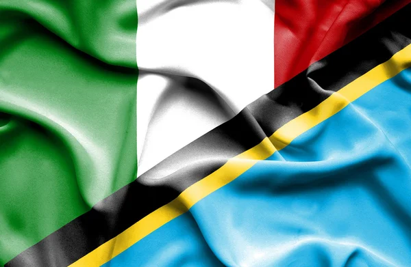 Sventolando bandiera di Tanzania e Italia — Foto Stock