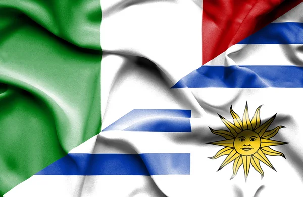 Bandera ondeante de Uruguay e Italia — Foto de Stock