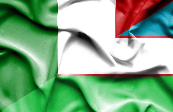 Uzbekistan och Italien viftande flagga — Stockfoto