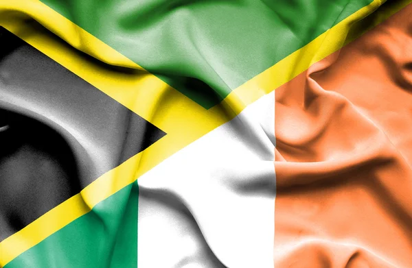 爱尔兰和牙买加那飘扬的旗帜 — 图库照片
