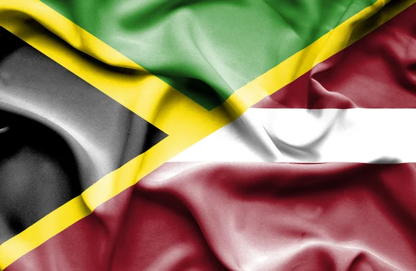 Bandera ondeante de Letonia y Jamaica — Foto de Stock