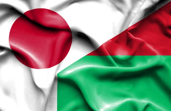 Wapperende vlag van Madagaskar en Japan — Stockfoto