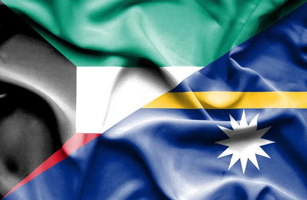 ナウルとクウェートの旗を振っています。 — ストック写真
