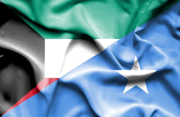 Vlající vlajka Somálsko a Kuvajt — Stock fotografie