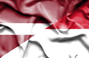 Monako ve Letonya bayrağı sallayarak