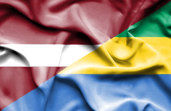 Gabon ve Letonya bayrağı sallayarak