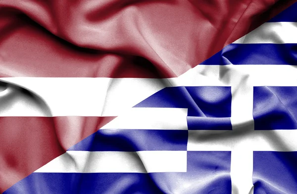 挥舞着国旗的希腊和拉脱维亚 — 图库照片