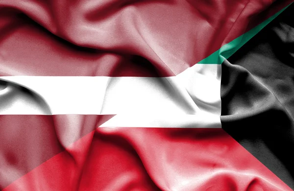Kuveyt ve Letonya bayrağı sallayarak — Stok fotoğraf