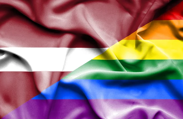 Wapperende vlag van Lgbt en Letland — Stockfoto