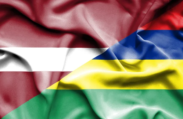 毛里求斯和拉脱维亚那飘扬的旗帜 — 图库照片