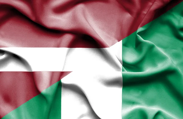 尼日利亚和拉脱维亚那飘扬的旗帜 — 图库照片