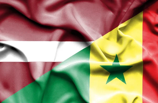 Wapperende vlag van Senegal en Letland — Stockfoto