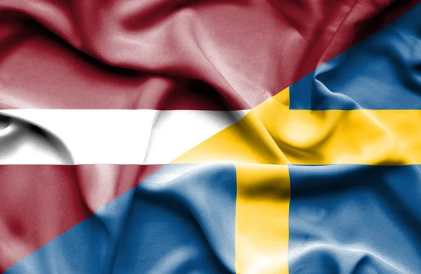 Bandiera sventolante di Svezia e Lettonia — Foto Stock