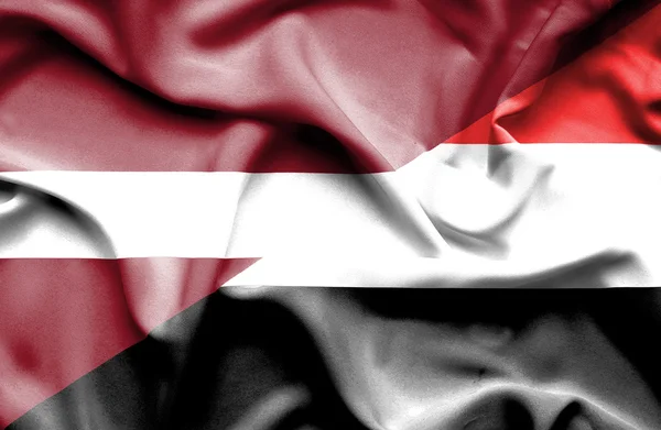 Κουνώντας τη σημαία της Υεμένης και της Λετονίας — Φωτογραφία Αρχείου